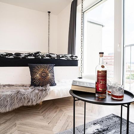 Zeppelin Studio With An Industrial View - Brno Appartement Buitenkant foto