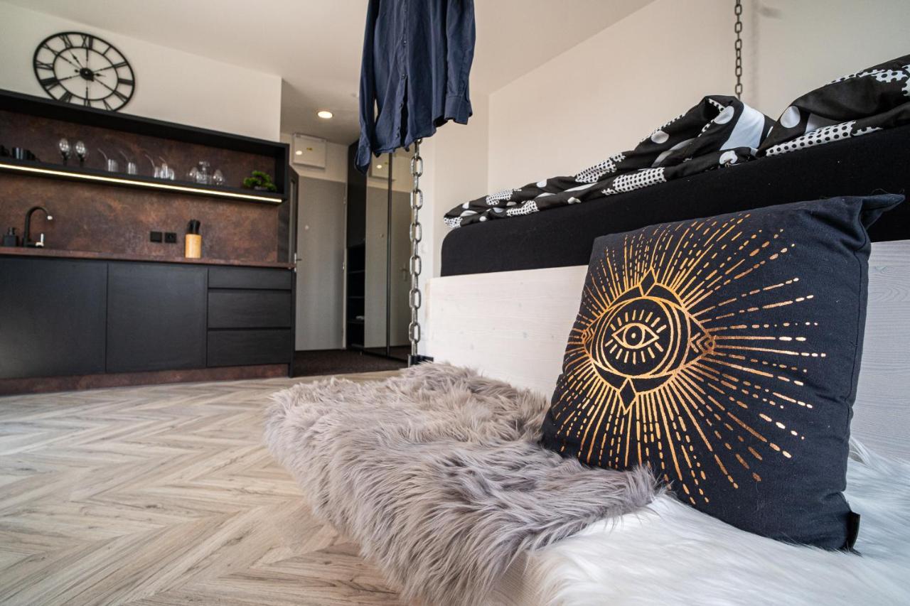 Zeppelin Studio With An Industrial View - Brno Appartement Buitenkant foto