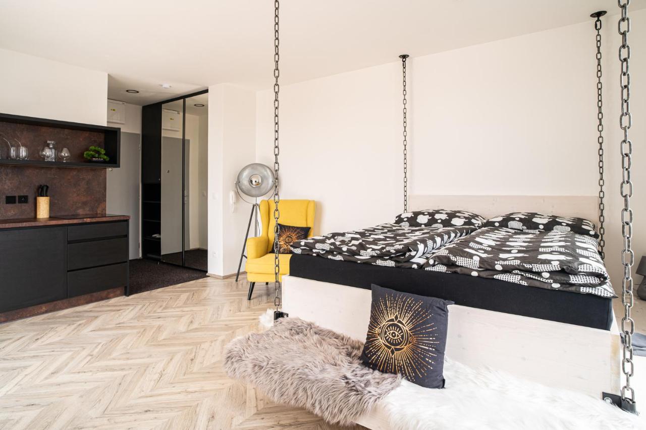 Zeppelin Studio With An Industrial View - Brno Appartement Buitenkant foto